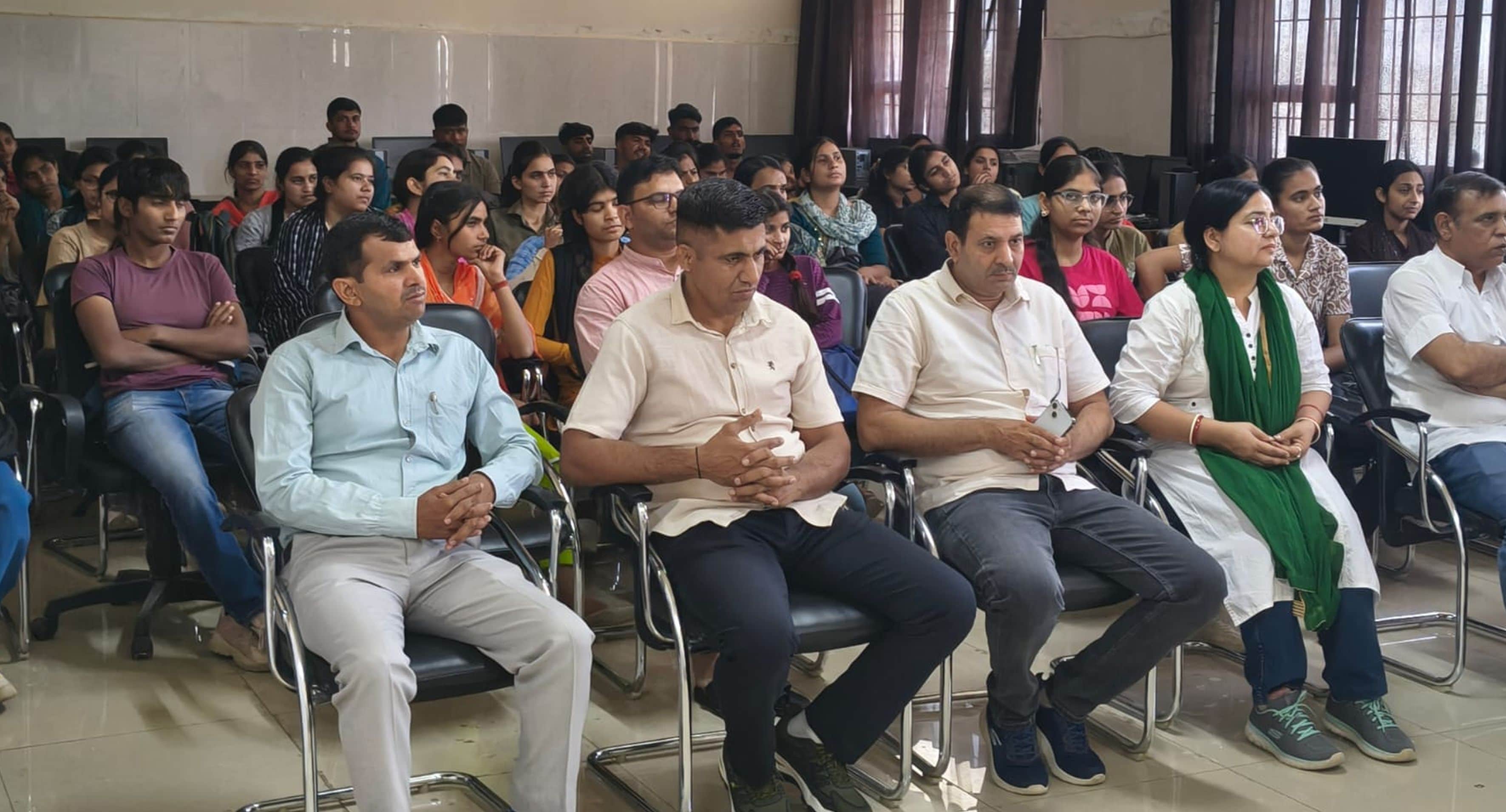 फोटो संख्या:65 सतनाली स्थित राजकीय महाविद्यालय में आयोजित सेमिनार में भाग लेते विद्यार्थी। संव