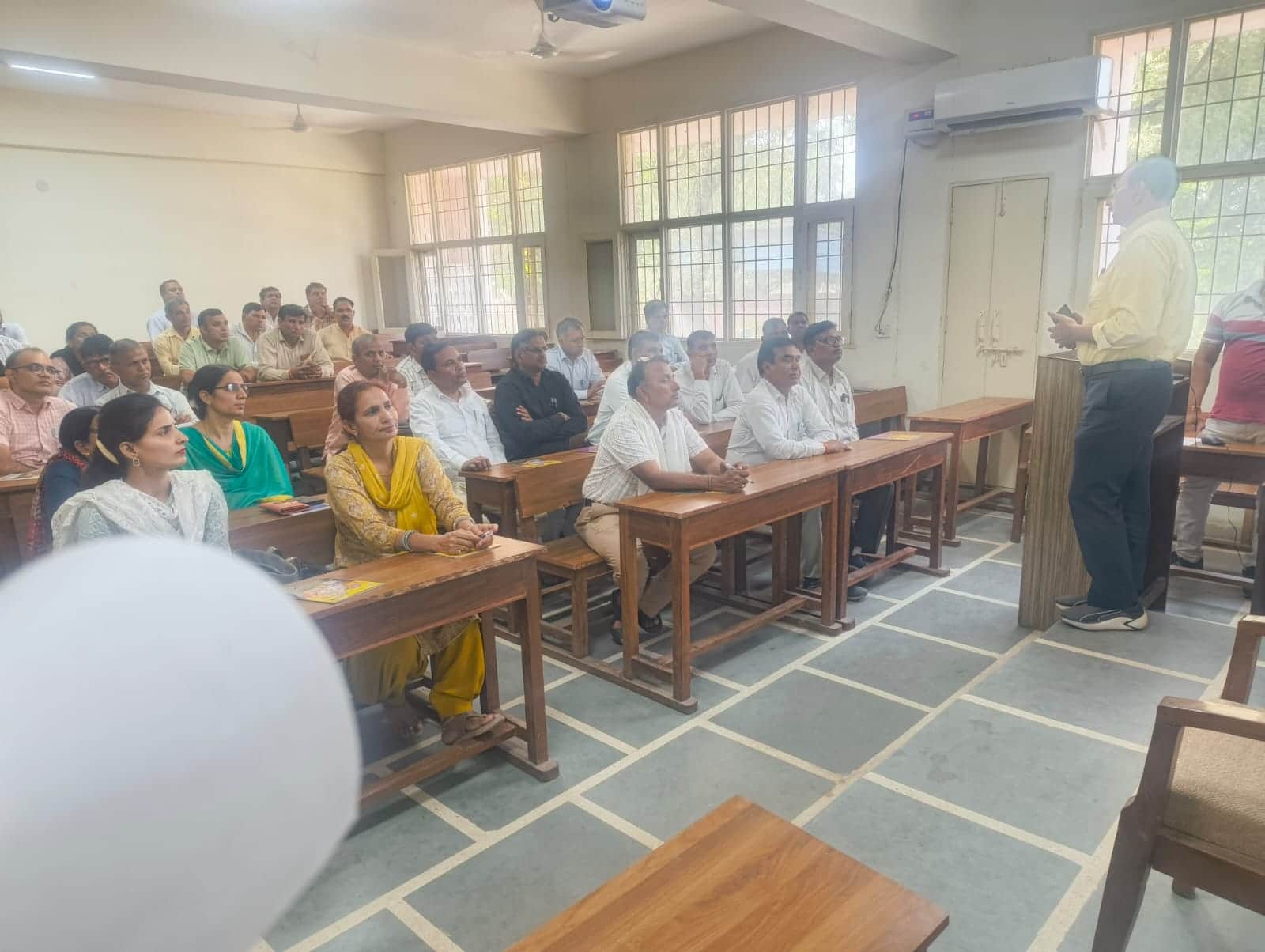 फोटो संख्या:66 शहर स्थित राजकीय महाविद्यालय में आयोजित प्रशिक्षण में मौजूद शिक्षक। संवाद