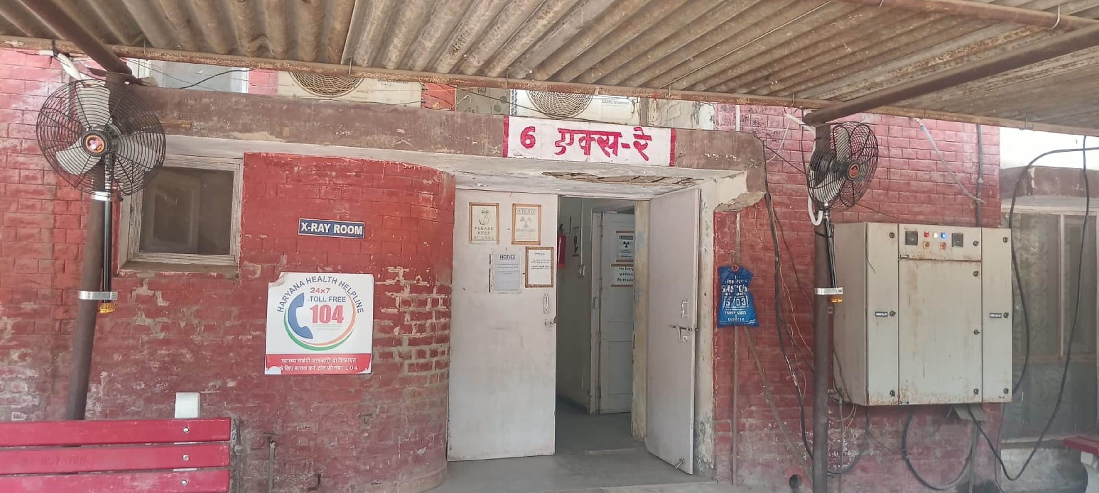 फोटो संख्या:67 शहर के नागरिक अस्पताल में सोमवार को खाली पड़ा एक्स-रे कक्ष। संवाद