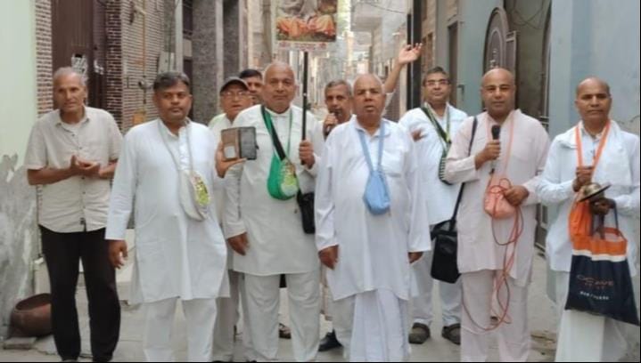 Prabhat Pheri was taken out and the glory of the Lord was praised.