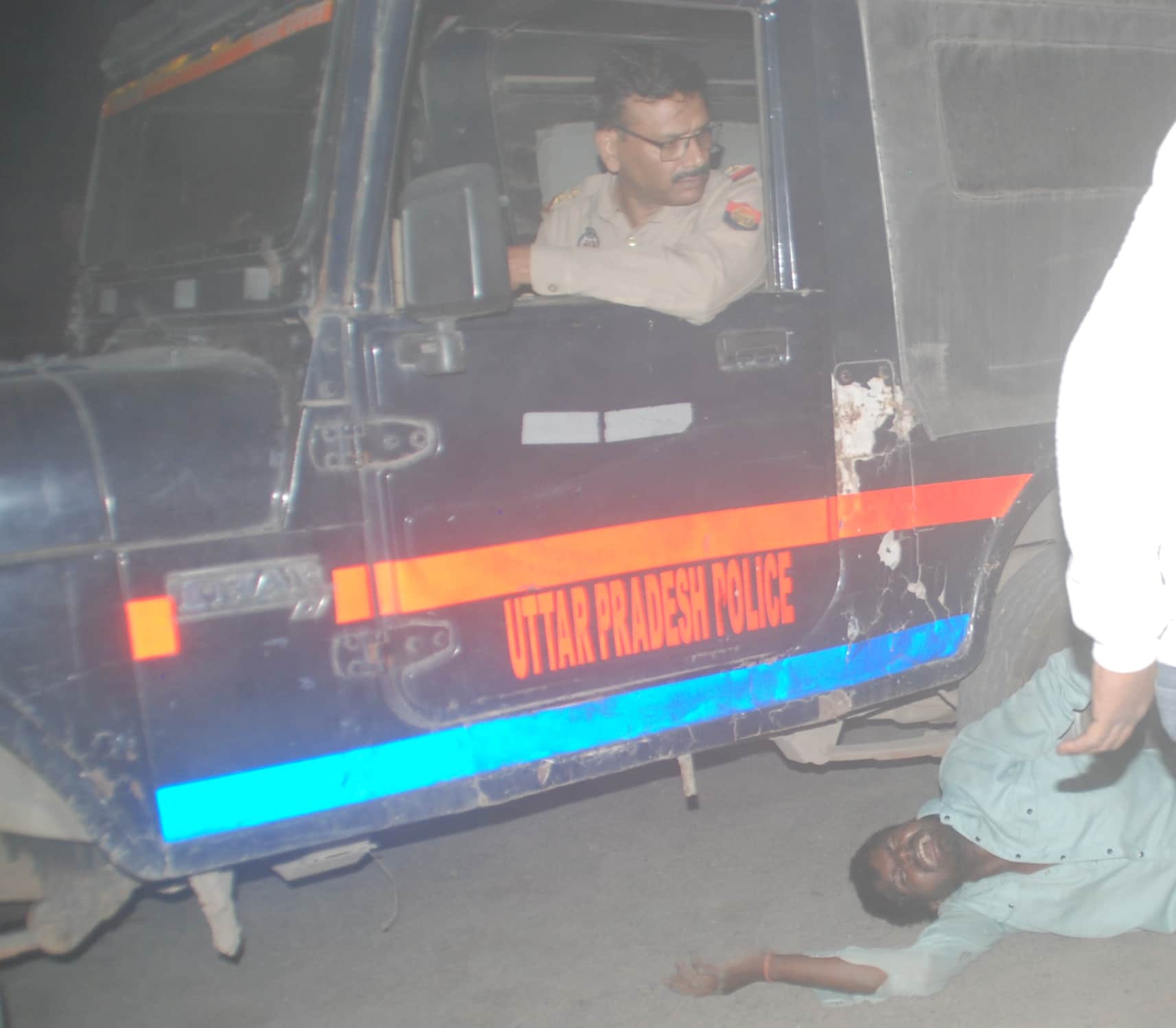 फोटो स्टारपरफॉमर्र के लिए:- (सीन तीन) बुजुर्ग रकम सिंह का शव ले जाते समय पुलिस वाहन के नीचे ले