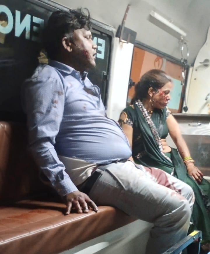 The conductor's associates beat a couple and threw them off the bus. The couple, from Manikpura, were returning from Ahmedabad by private bus after a dispute over a 10 rupee shortfall.