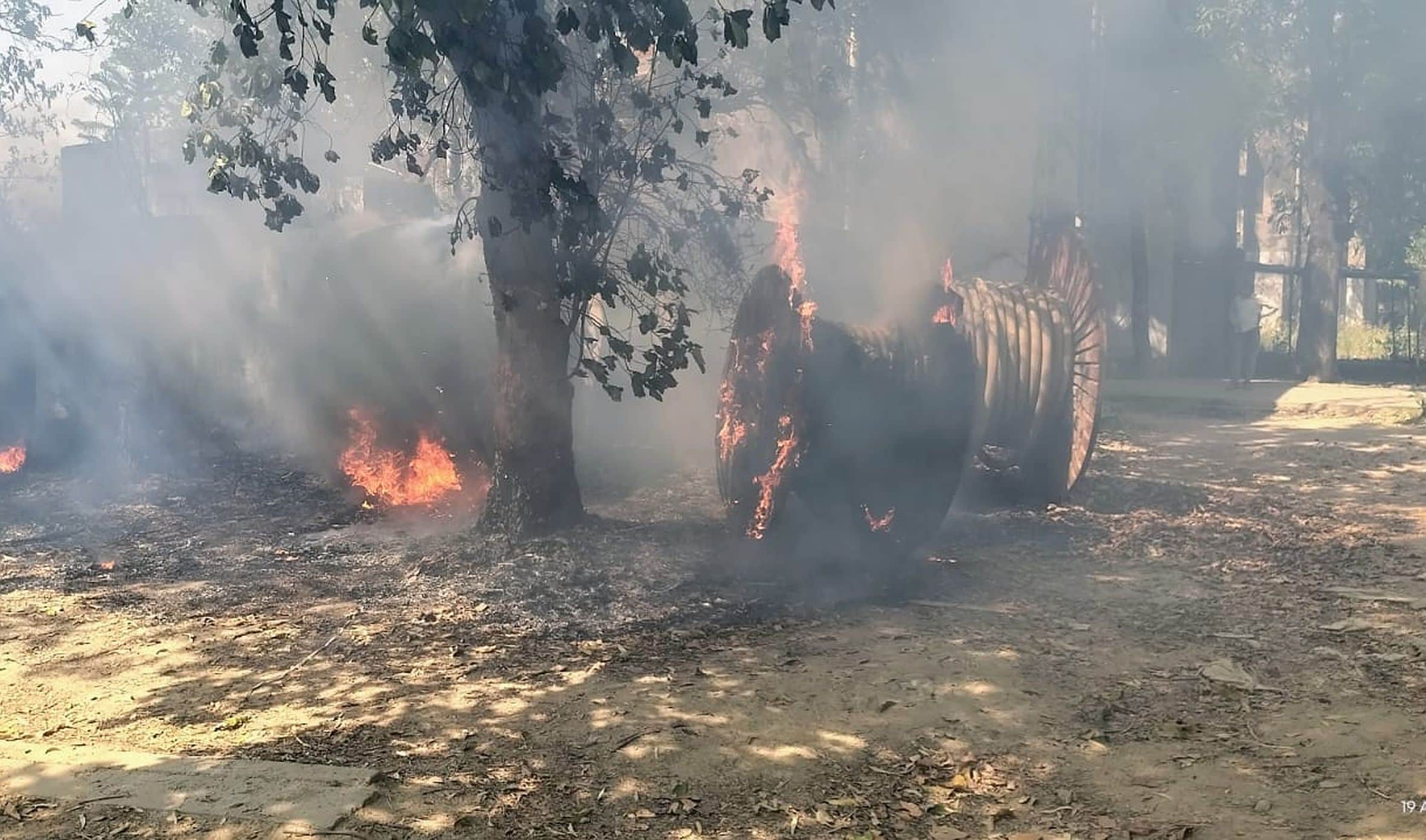 . गौरीगंज के सराय भागमानी गांव में बने 132 केवी पावर हाउस के वितरण भंडार में लगी आग। स्रोत: स्थ