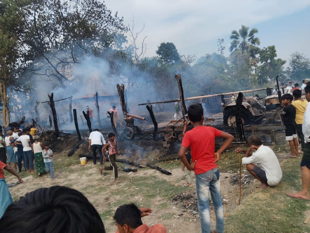 Five houses caught fire, two people were burnt while trying to rescue their belongings.