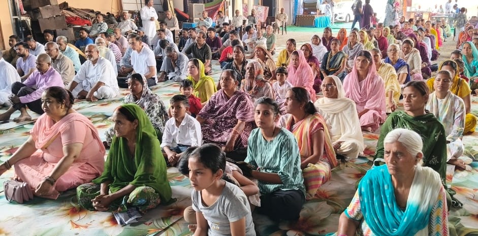 During the Satsang, the devotees were apprised of the importance of the Guru