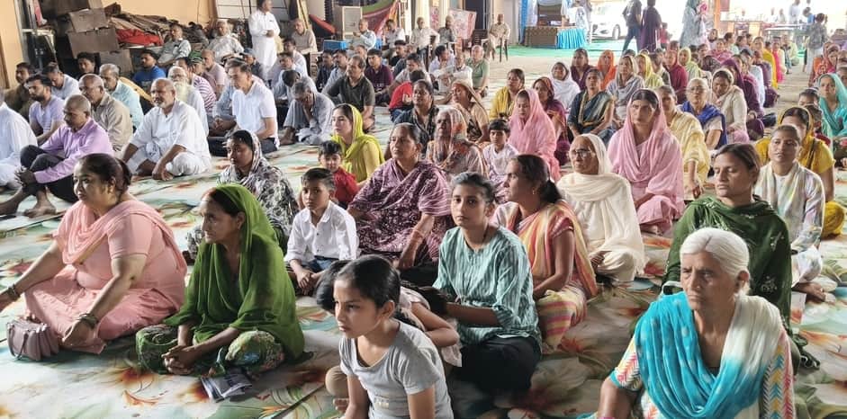 हनुमान गेट स्थित आश्रम में सत्संग के दौरान उपस्थित श्रद्धालु। संस्थान