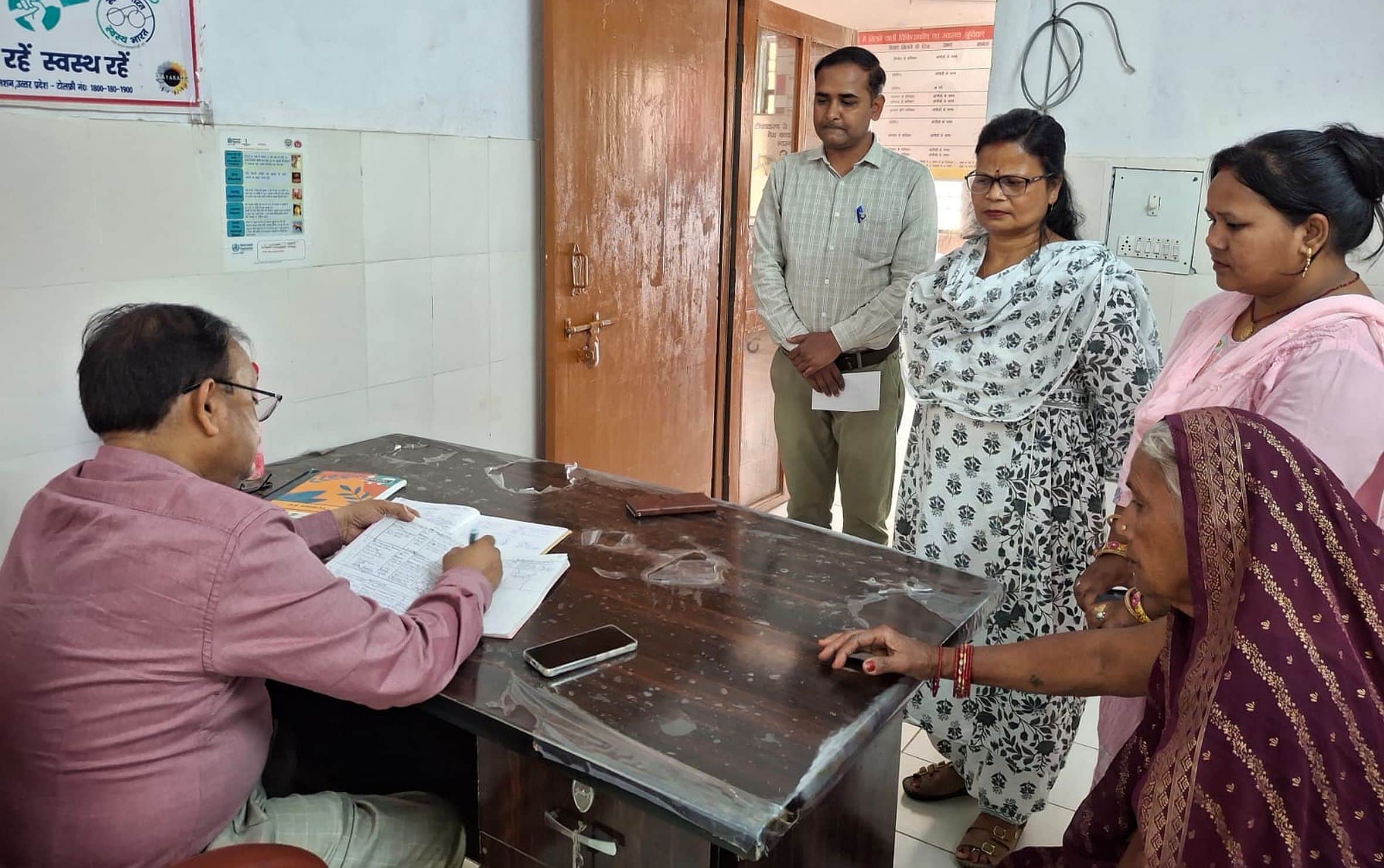 हरदों पीएचसी पर आयोजित आरोग्य मेले का निरीक्षण करते सीएमओ डॉ. अंशुमान सिंह। स्रोत: विभाग