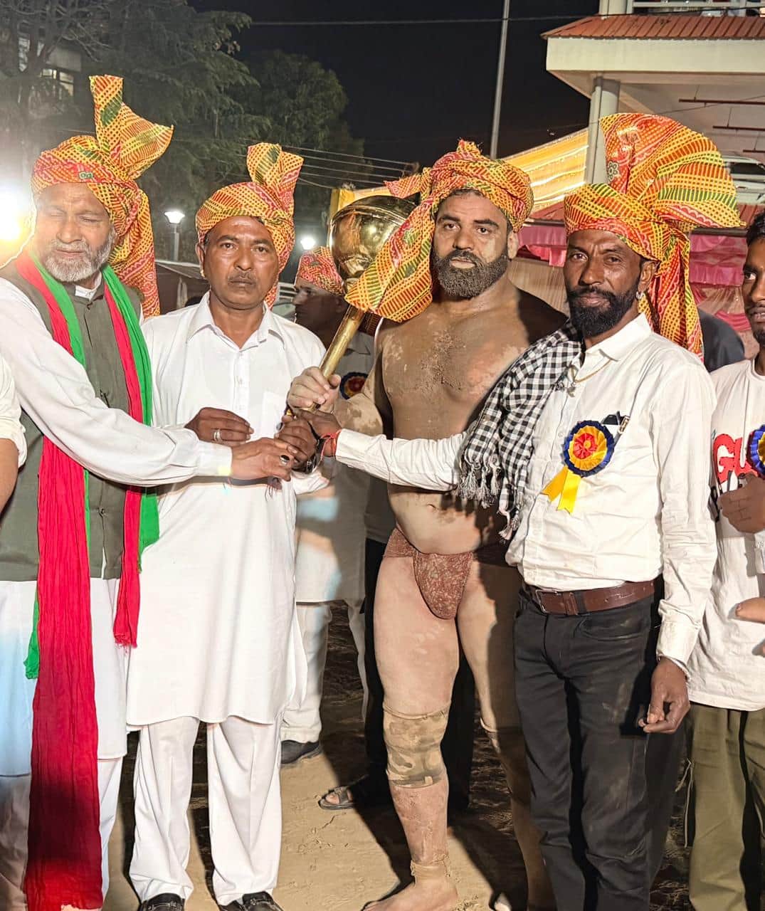 हिंदी शहर के बीमा काली माता मंदिर परिसर में आयोजित दंगल के विजेता पहलवान मुख्य अतिथि के साथ।स्त