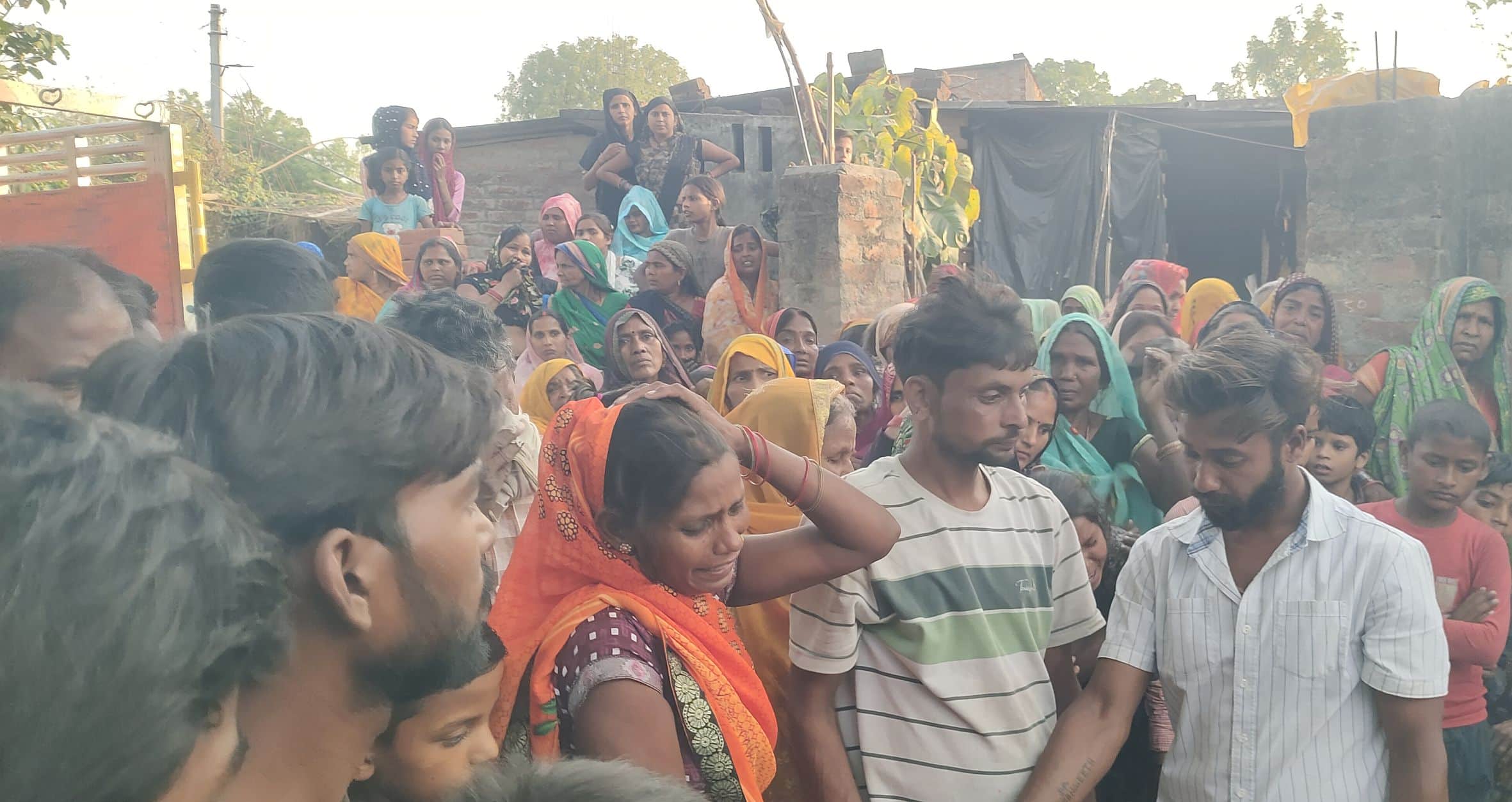 जगदीशपुर के उरवा गांव में मौजूद ग्रामीण। स्रोत: ग्रामीण