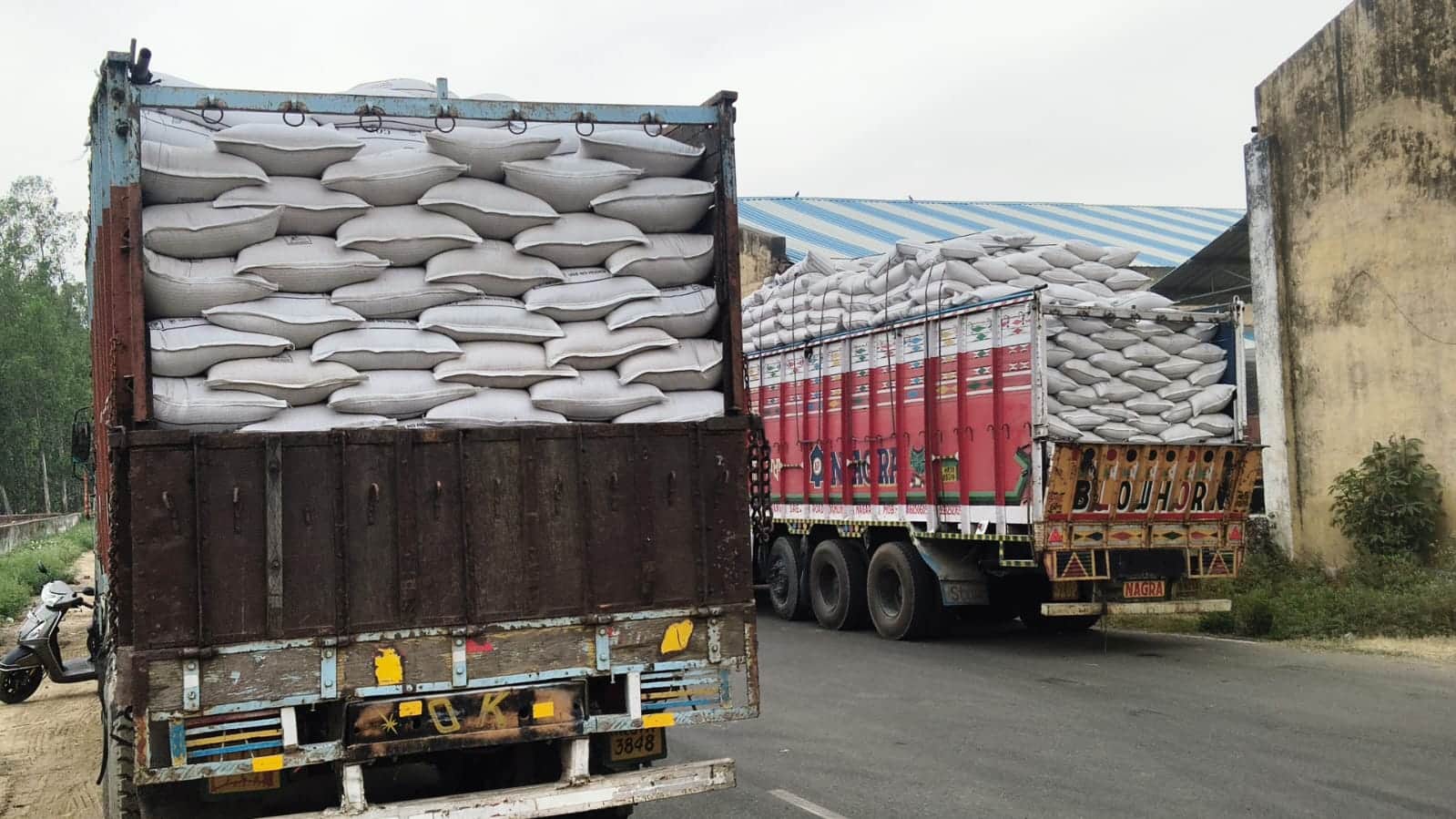 जगाधरी में गोदाम के बाहर अनलोडिंग के लिए खड़े गेहूं के बैग से भरे ट्रक। संवाद
