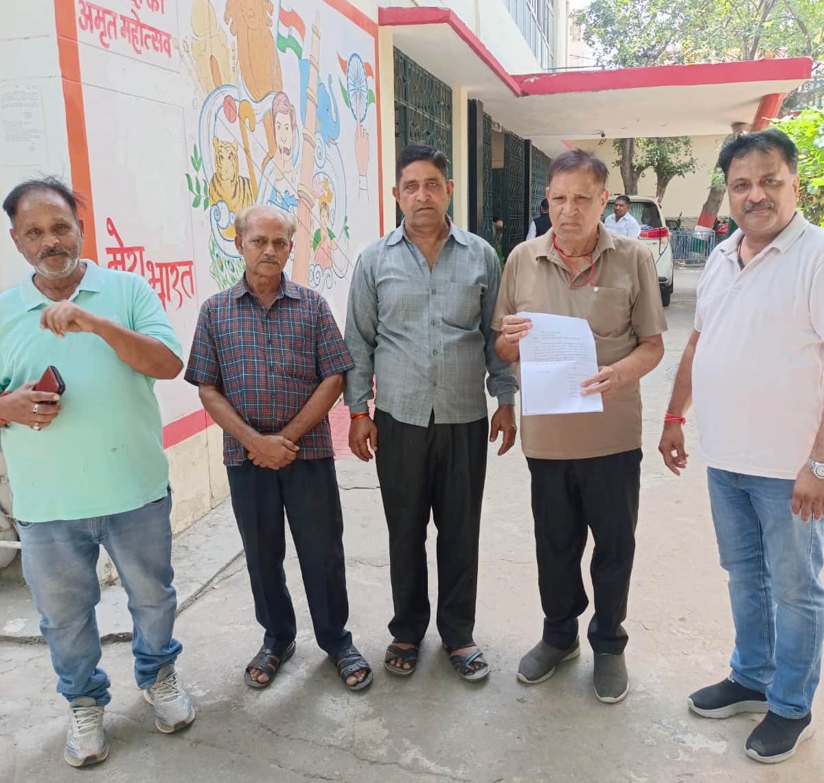 जिला प्रदर्शनी का समय बढ़ाने की मांग के लिए कलक्ट्रेट में खड़े दुकानदार। स्रोत : स्वयं