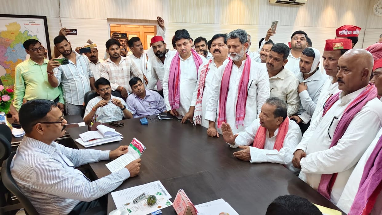 SP workers demonstrated at the Collectorate and submitted a memorandum to the DM.