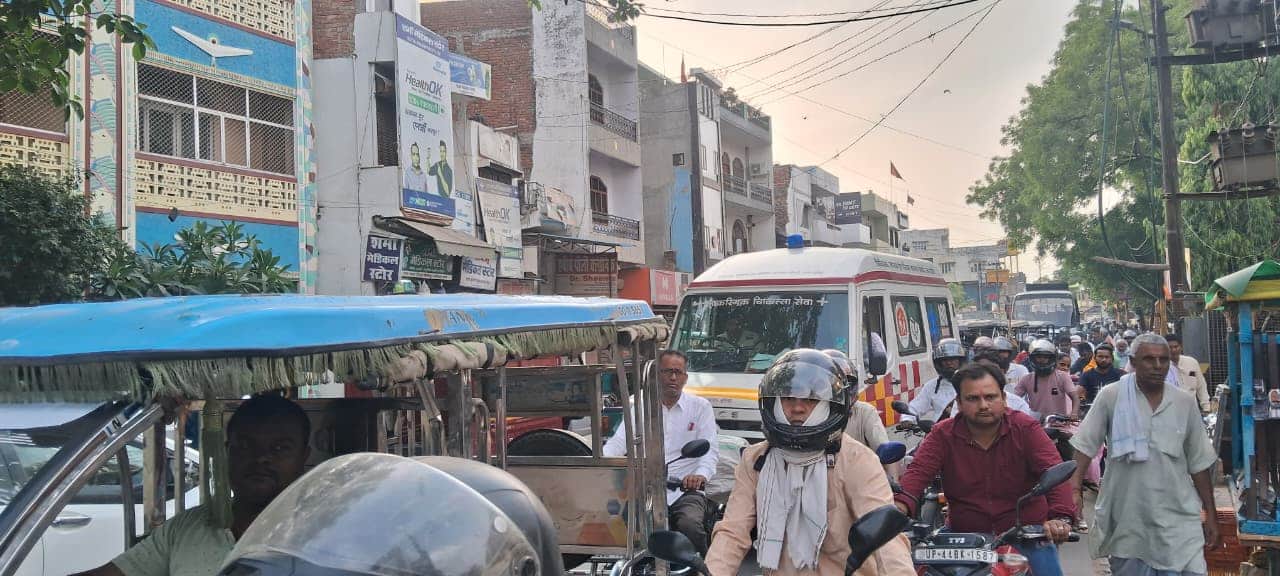 जलालपुर कस्बे मे सोमवार शाम करीब चार बजे लगा जाम।संवाद