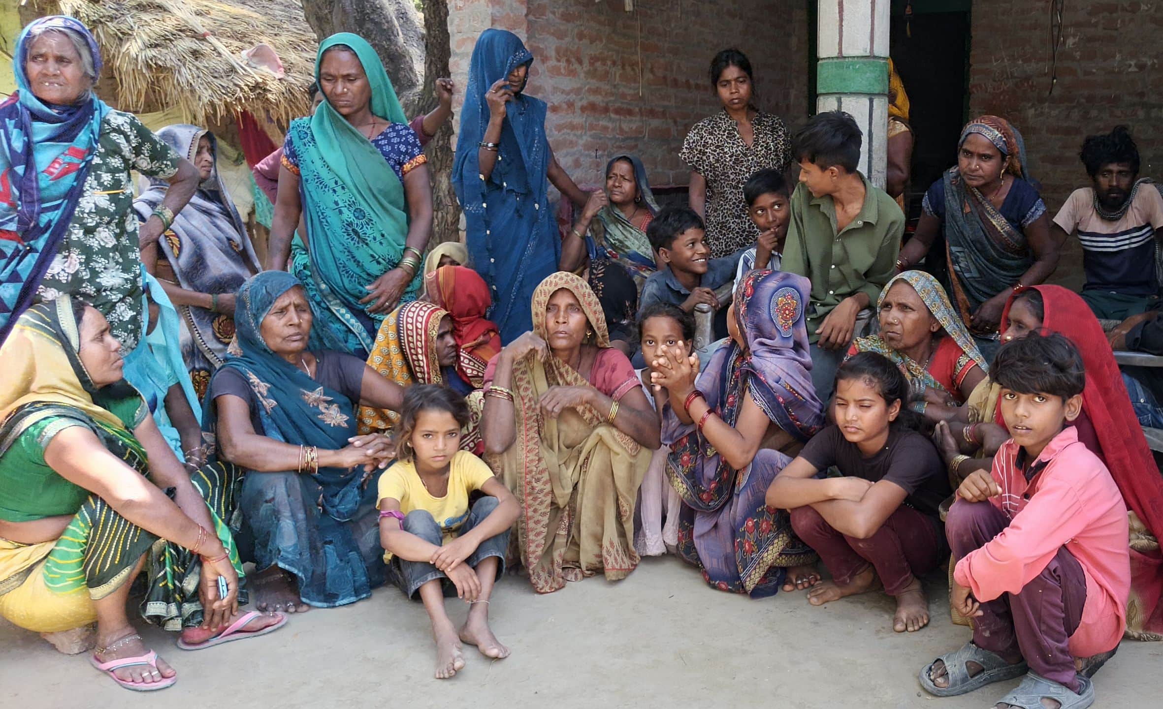 जायस के मोहना गांव में गमगीन मृतक के परिजन। स्रोत: ग्रामीण