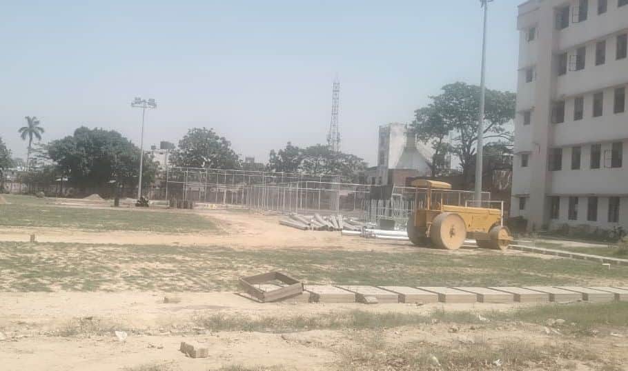 केडी सिंह बाबू स्टेडियम में बिखरा निर्माण संबंधी सामान