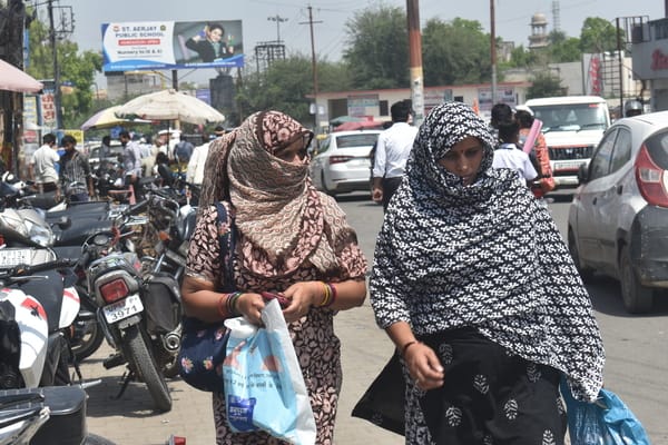 The heatwave continues to scorch the city, with the maximum temperature hovering around 40 degrees Celsius.