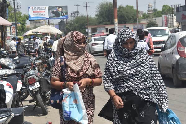 कालाआम के पास लू से बचने के लिए इस तरह मुंह को ढांप कर जाती महिलाएं। संवाद