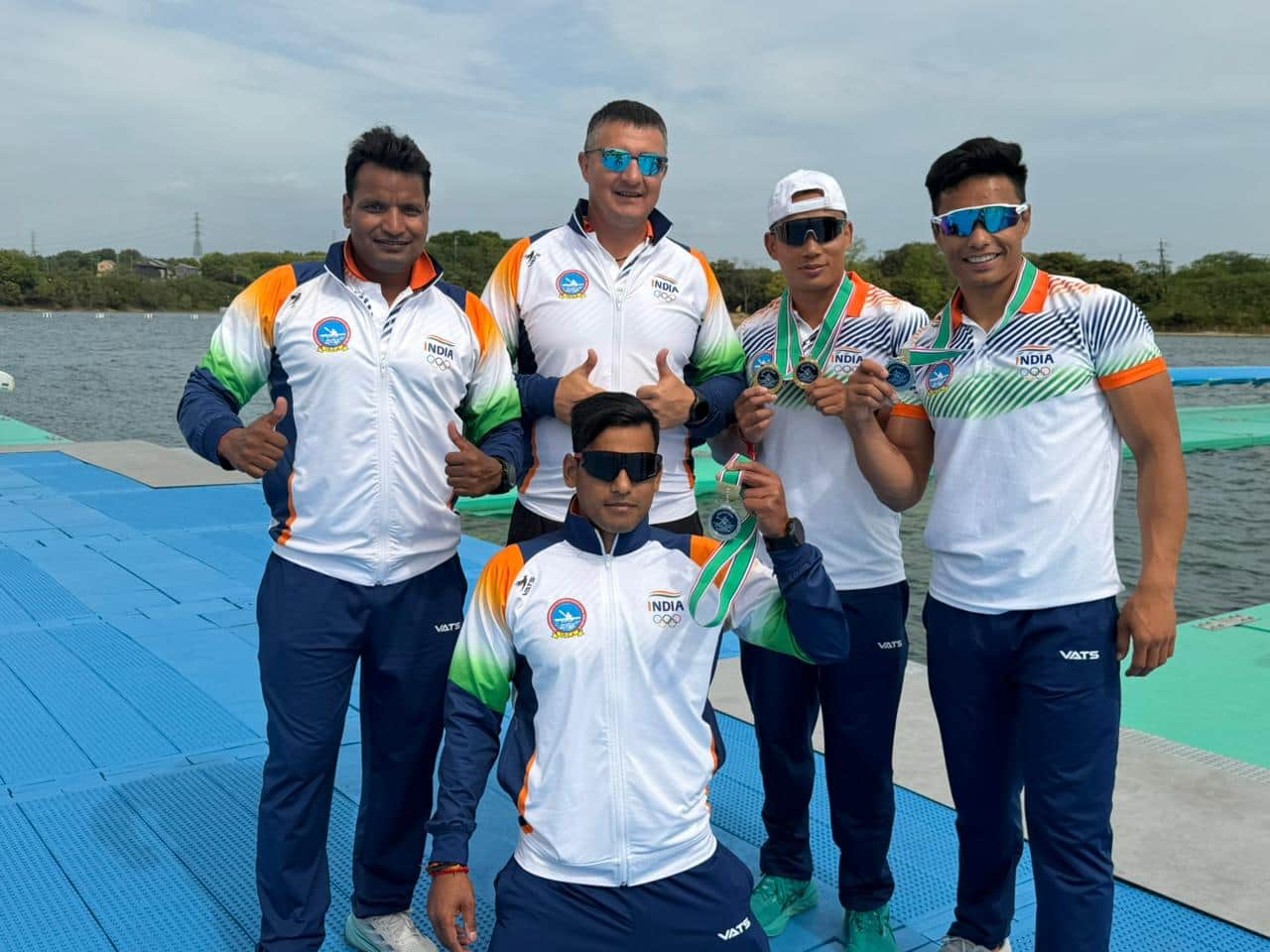 कैनो स्प्रिंट एशियन गेम्स के टेस्ट इवेंट में कोच शांति के साथ विजेता खिलाड़ी। स्रोत : स्वयं