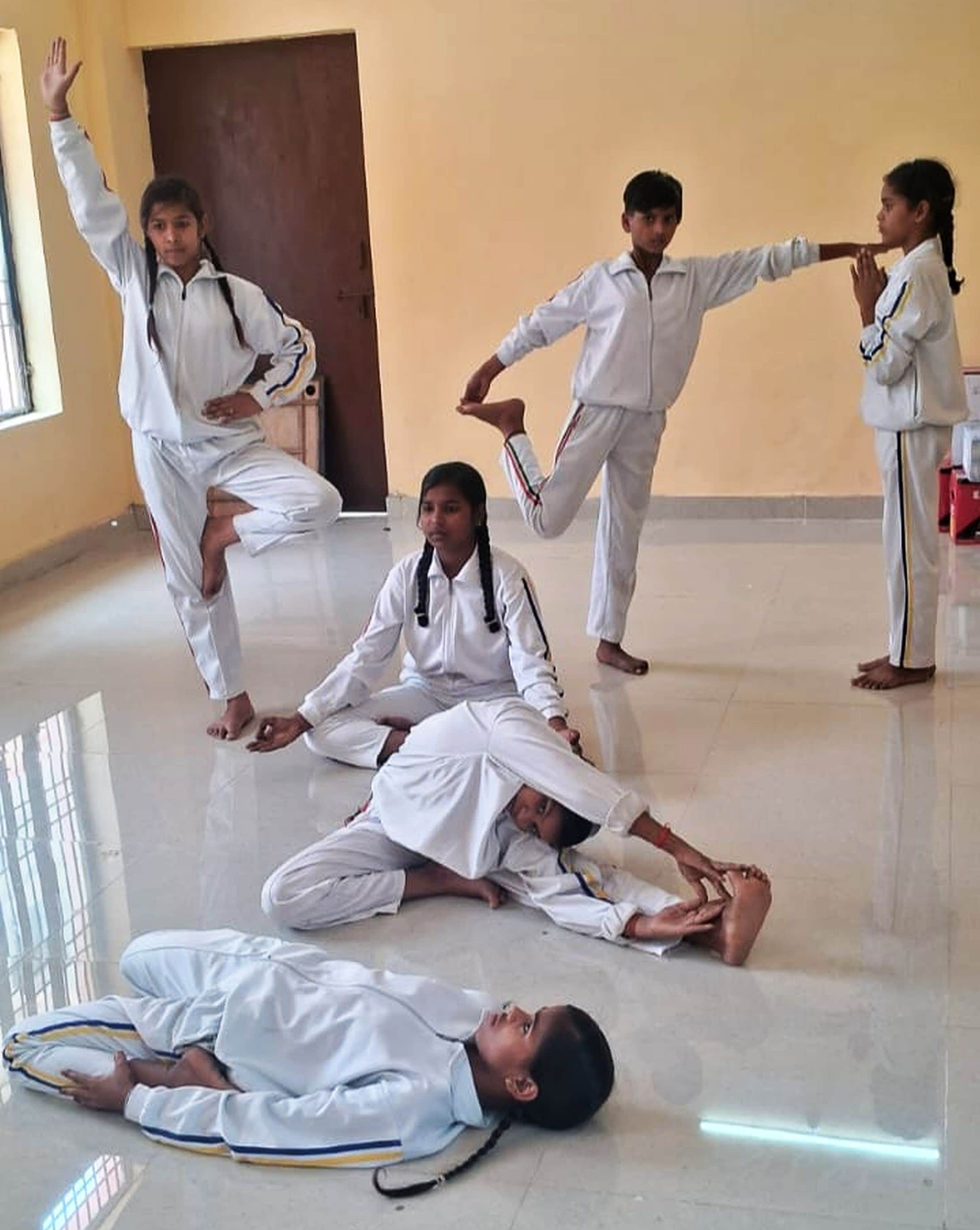 कस्तूरबा गांधी आवासीय बालिका विद्यालय गौरीगंज में अत्मरक्षा के गुर सीखती छात्राएं। स्रोत: विद्य