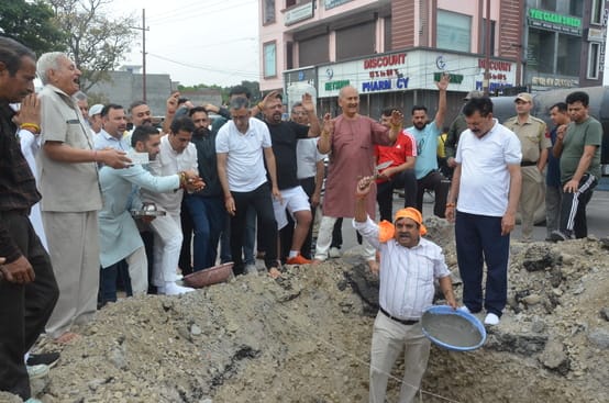 कठुआ में परशुराम जी चौक पर होने वाले विकास के पूर्व भूमि पूजन में शामिल विधायक जसरोटा व डीसी। स