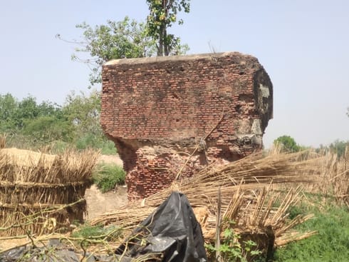 The 400-year-old Vijaygarh fort has turned into ruins.