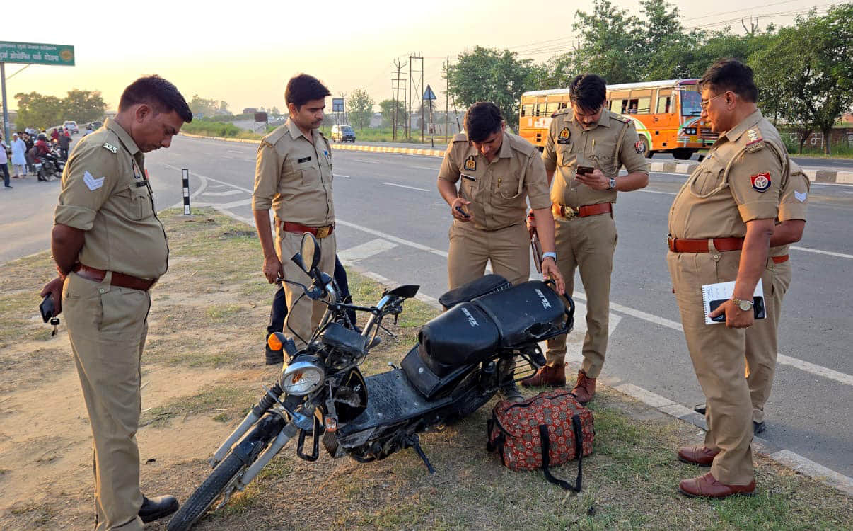 खुर्जा में अगवाल कट के निकट हुए सड़क हादसे के बाद घटनास्थल पर जांच करते पुलिसकर्मी। संवाद