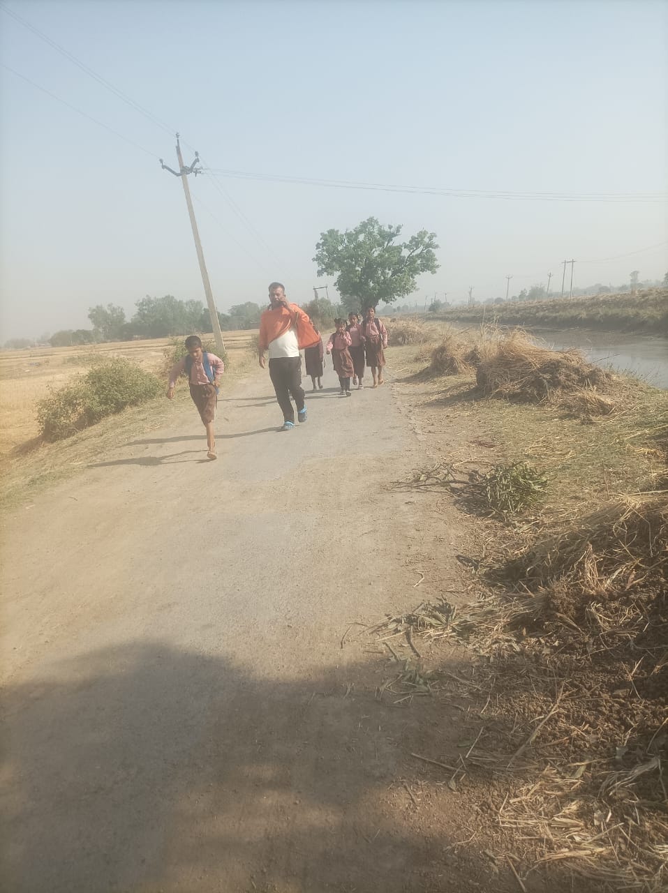 School Not Built: 35 Children Forced to Walk 1.5 km in the Sun