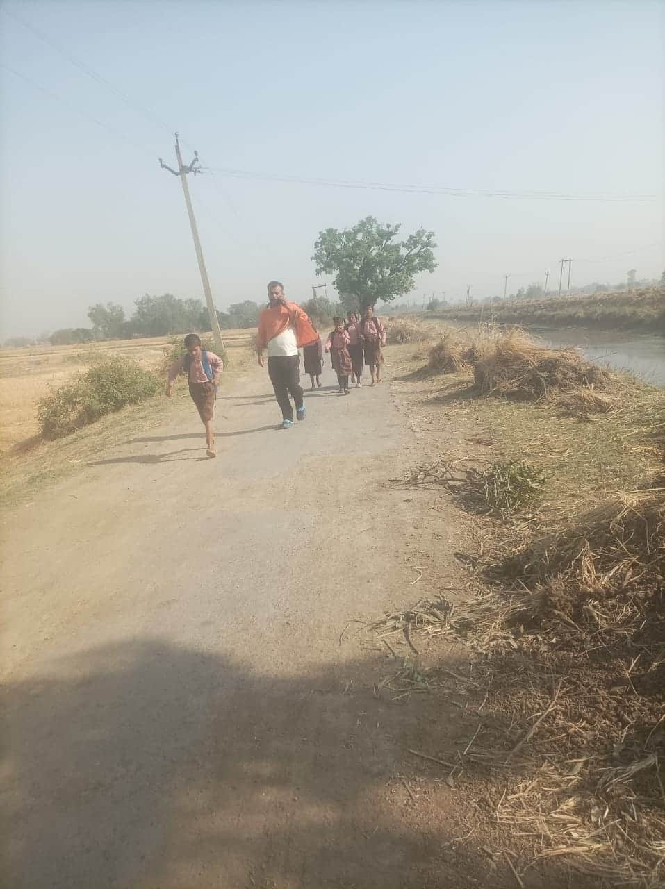 लखनपुरवा से पैदल करारी स्थित कंपोजिट विद्यालय पढ़ने जाती छात्राएं। संवाद