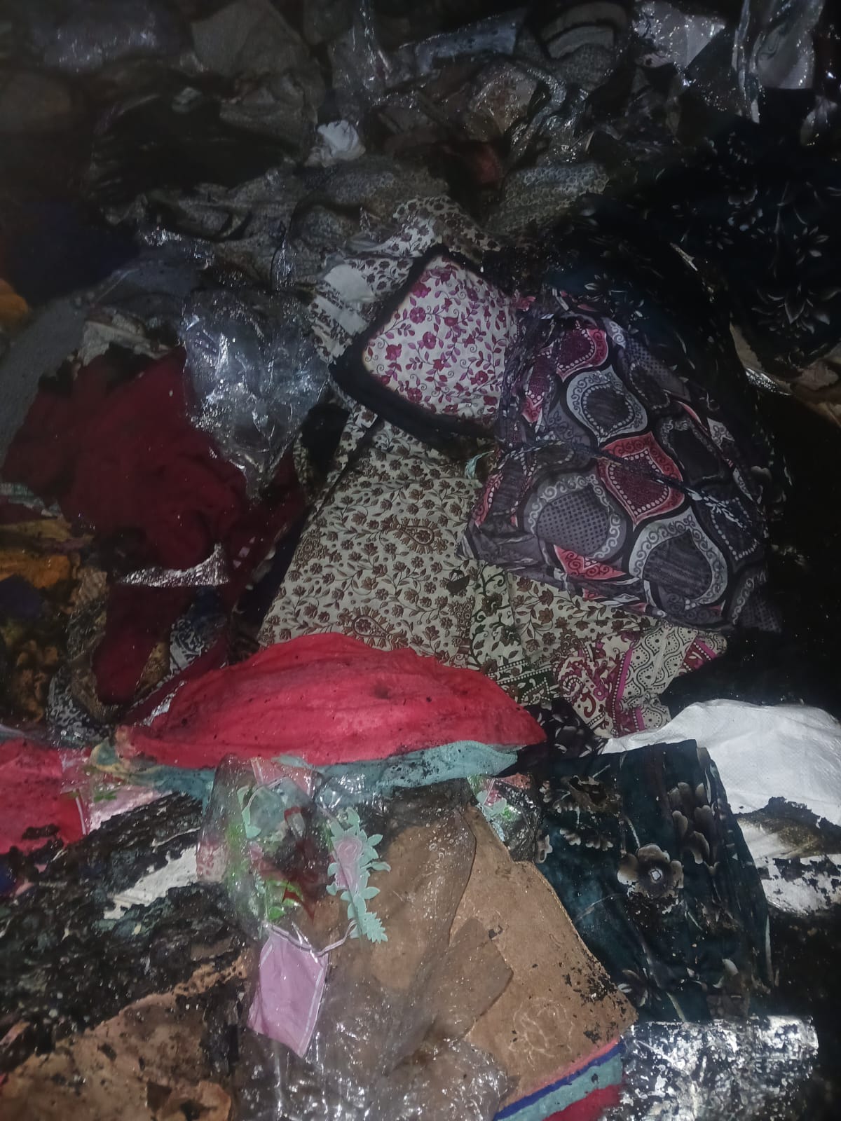 Fire erupted in the ear, the couple and the child were rescued by breaking the window.