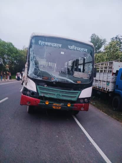 Government bus and truck collide in Mad, driver injured
