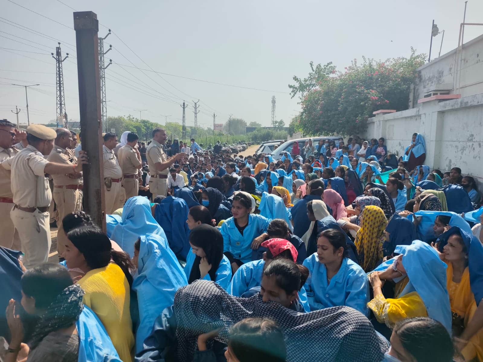 मांगों को लेकर धरने पर बैठे कंपनी कर्मचारी। संवाद