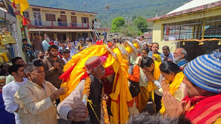 Rudraprayag: तृतीय केदार तुंगनाथ के कपाट खुले, सैकड़ों श्रद्धालु बने साक्षी, आठ कुंतल फूलों से सजाया गया मंदिर