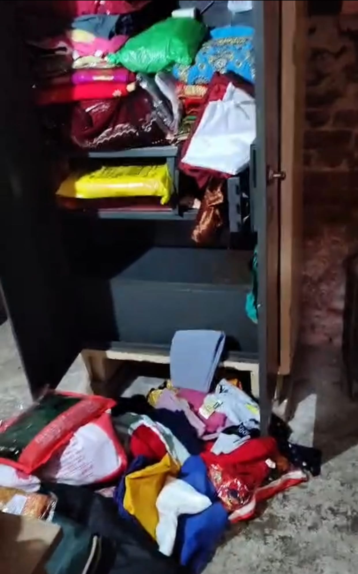 25 lakh rupees stolen from retired teacher's house
