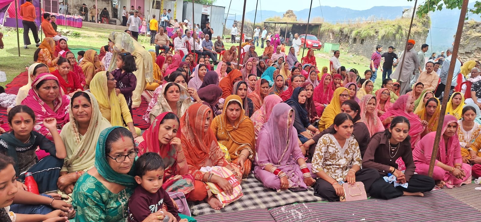 मनकोटिया बिरादरी की ओर से आयोजित वार्षिक मेल के दौरान काली माता मंदिर रामकोट में मौजूद श्रद्धाल