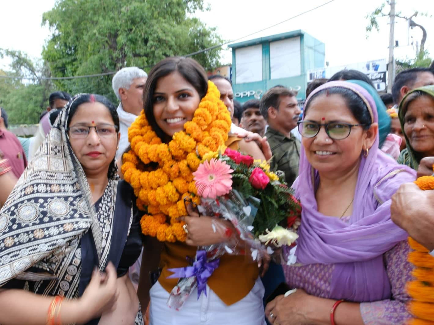 मनीषा यादव का फूलों के साथ स्वागत करते लोग। स्रोत : परिवार