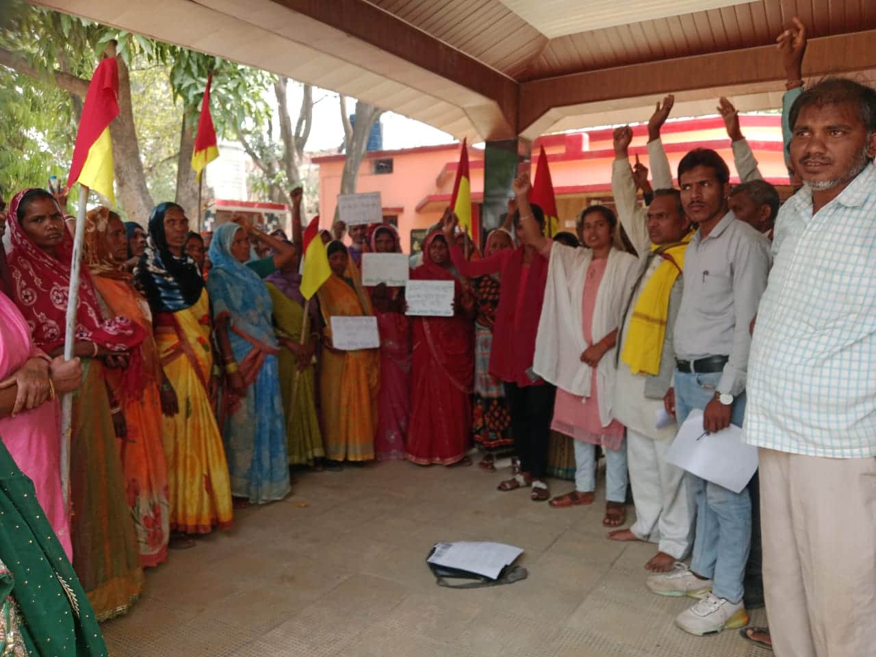 म्योरपुर में मनरेगा बहाली की मांग को लेकर ब्लॉक मुख्यालय पर प्रदर्शन करते एआईपीएफ के लोग