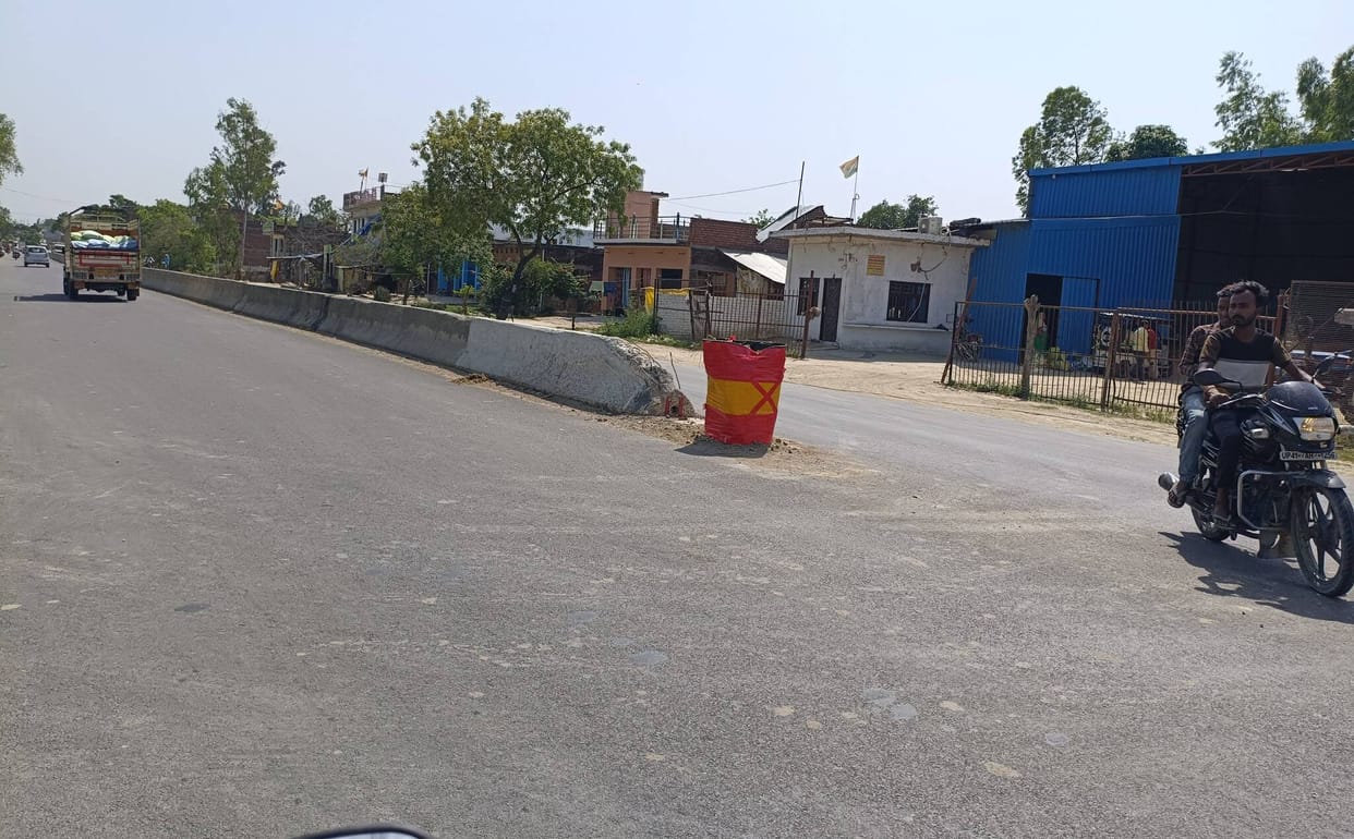 Signage not installed on Lucknow-Mahmudabad road