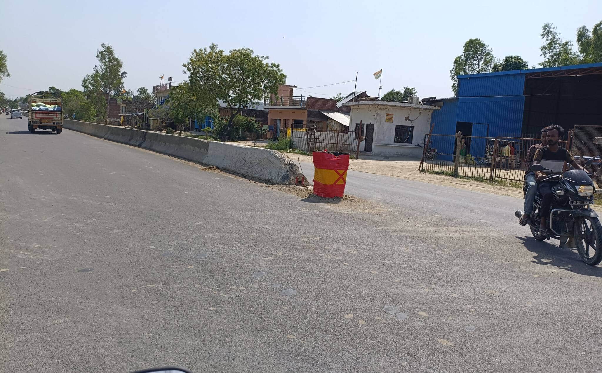 निंदूरा क्षेत्र में लखनऊ–महमूदाबाद मार्ग पर नहीं लगे संकेतक, कट के पास रखा ड्रम।