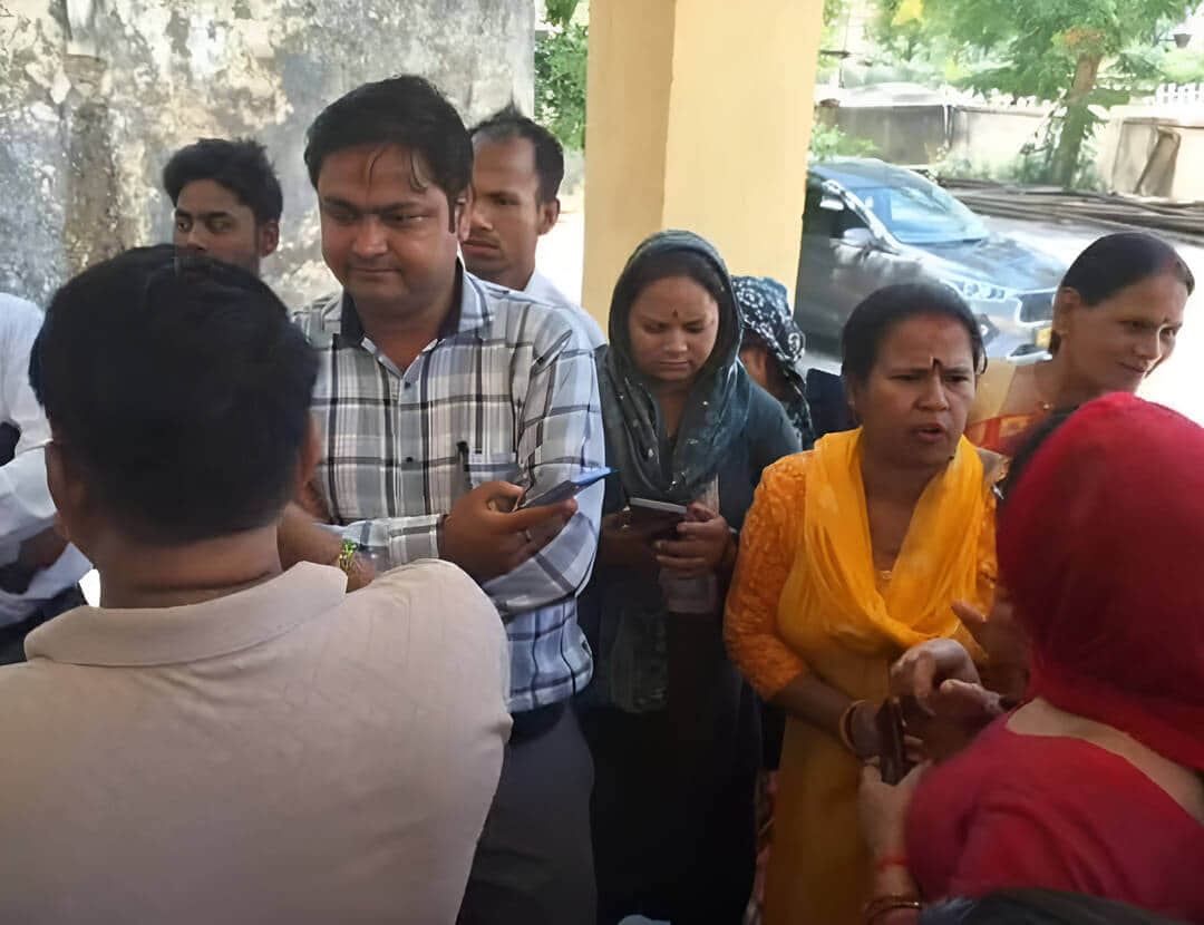 पीएचईडी कार्यालय के बाहर पहुंचे लोग। संवाद