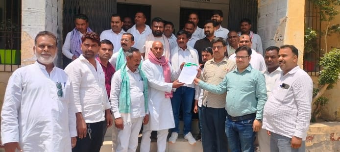 Pradhans demanded extension of tenure and submitted memorandum.