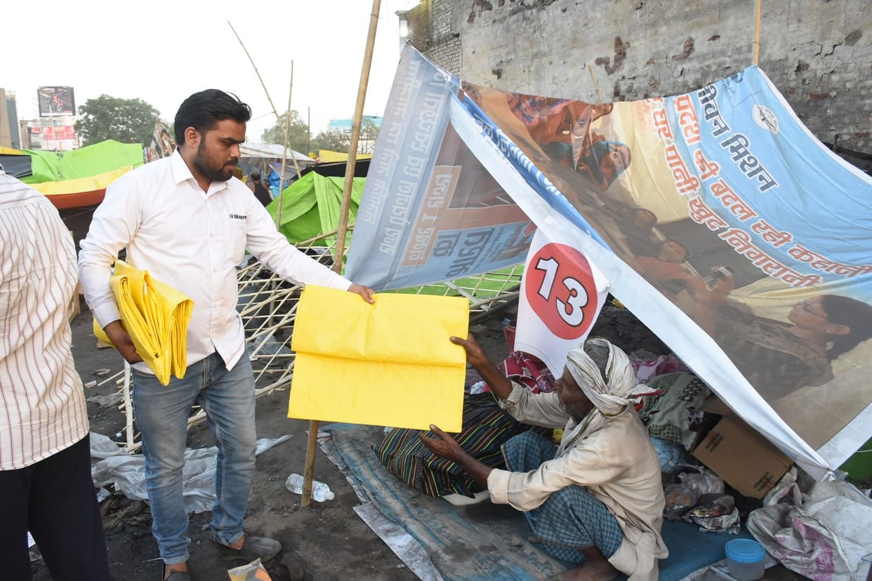 Vikasnagar fire: Political and social organizations distributed aid