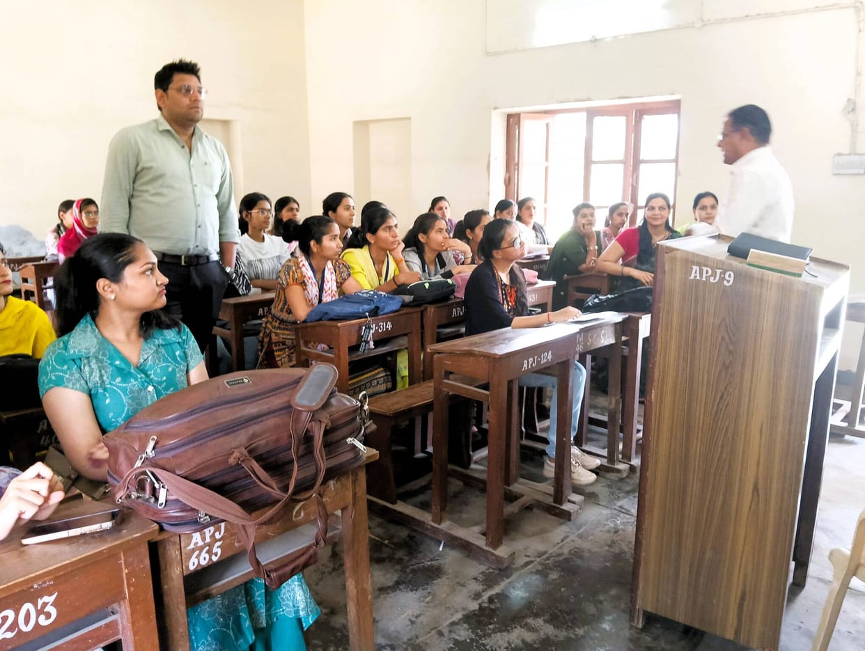 Information about banking sector given to girl students in employment fair