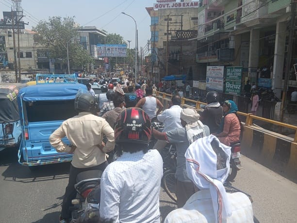 Meenakshi Bridge jammed for two hours in 42 degree temperature, people panicked