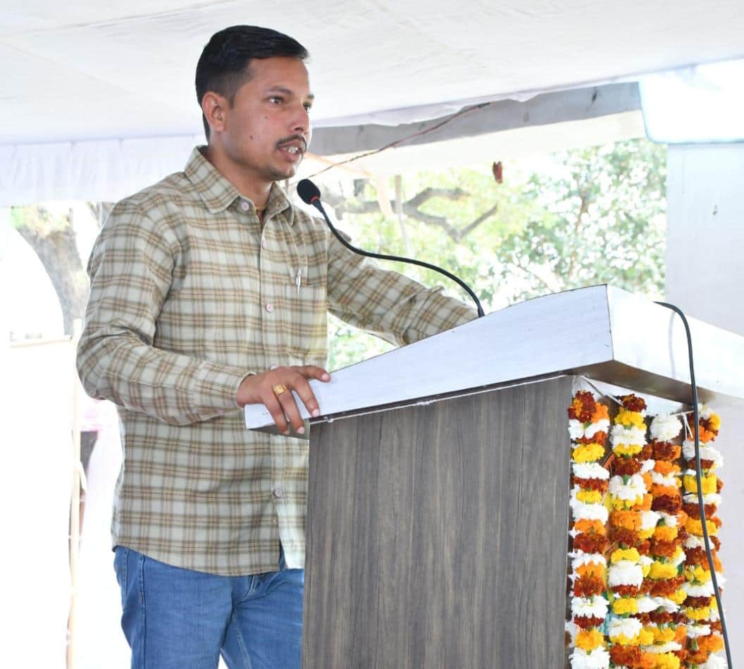 संबोधित करते किसान यशपाल। स्रोत : किसान