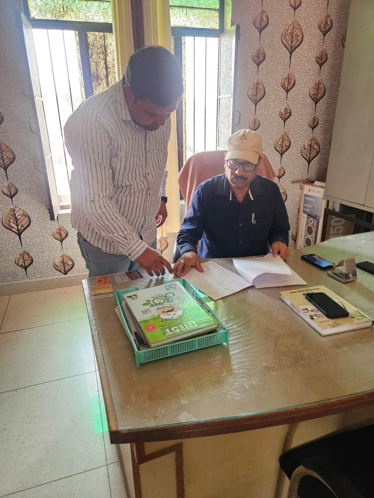 स्कूल में निरीक्षण के दौरान दस्तावेज जांचते डीईईओ। आर्काइव