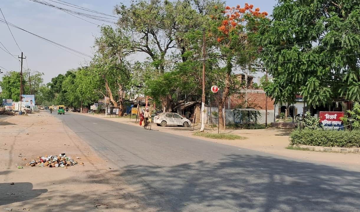 सोमवार को तेज धूप व गर्मी के कारण टांडा मार्ग पर दोपहर में दिखा सन्नाटा। संवाद