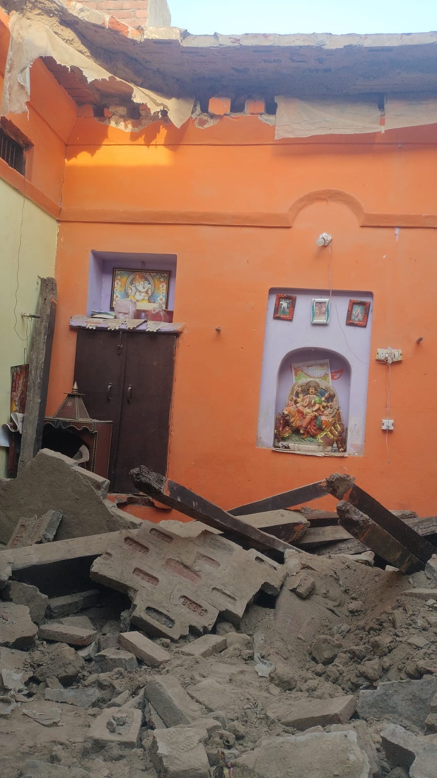 The roof of the house collapsed, injuring four members of the family under the debris.