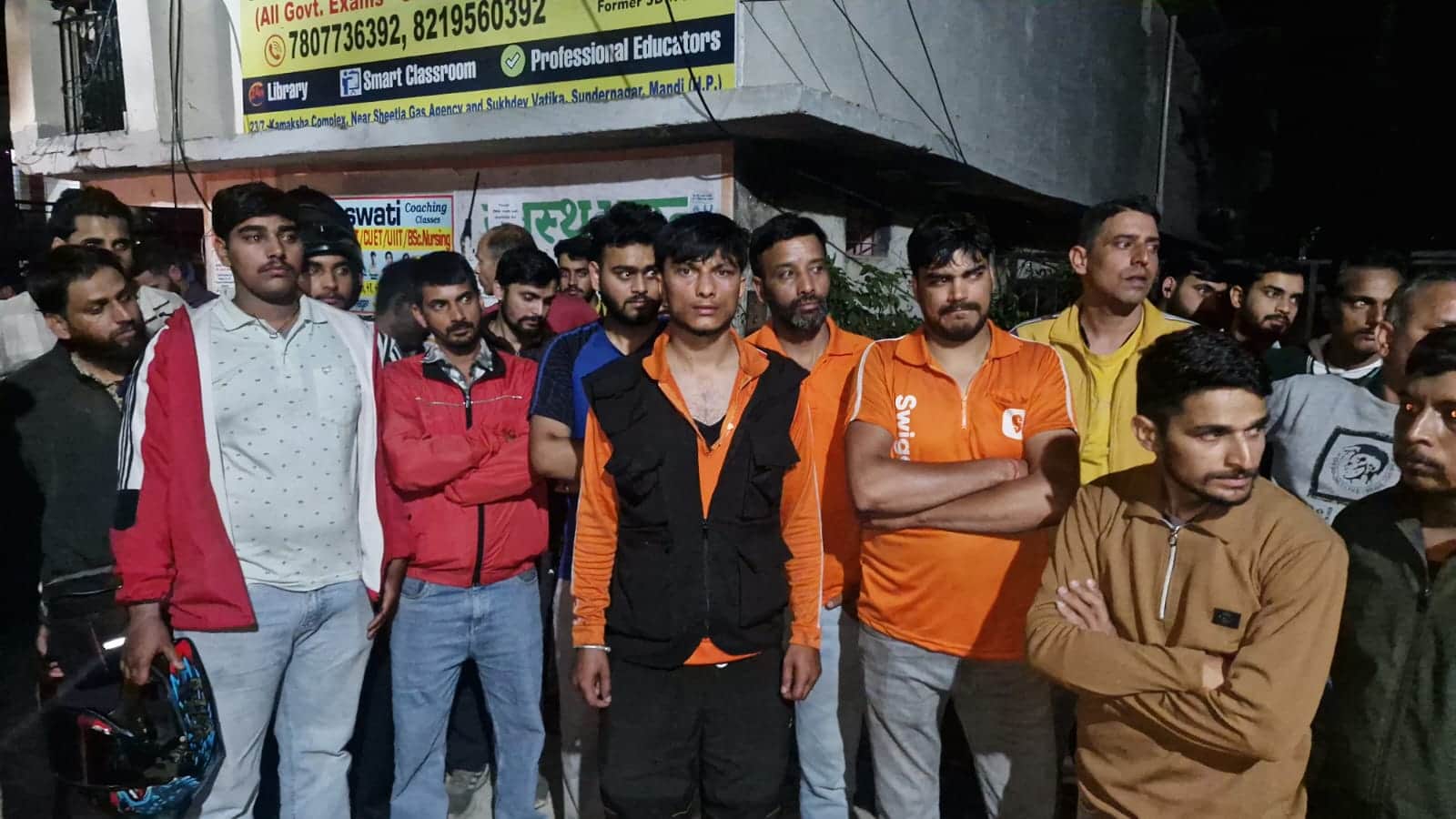 सुंदरनगर में रविवार रात सुंदरनगर के थाने के बाहर डिलीवरी बॉय के समर्थन में स्थानीय युवा और डिली