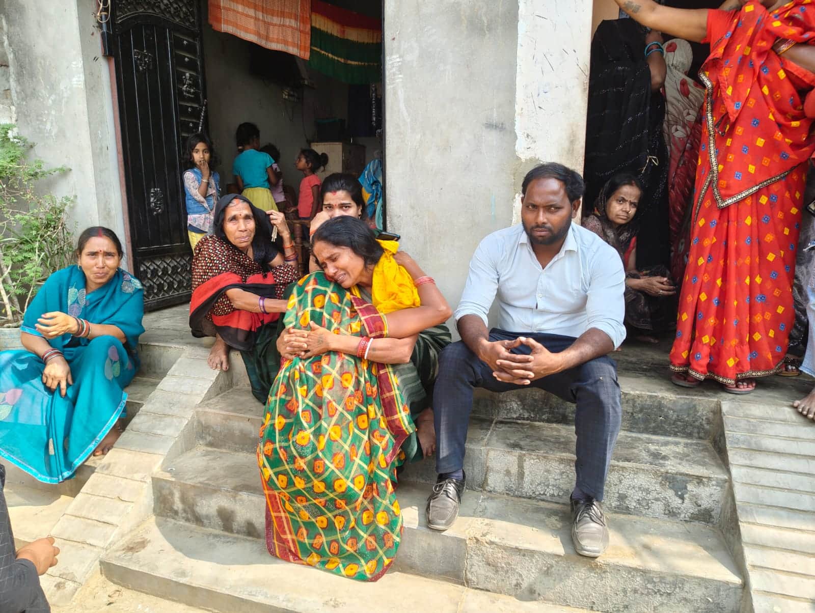 सिंदुरिया में युवक की मौत पर रोते-बिलखते परिजन।  