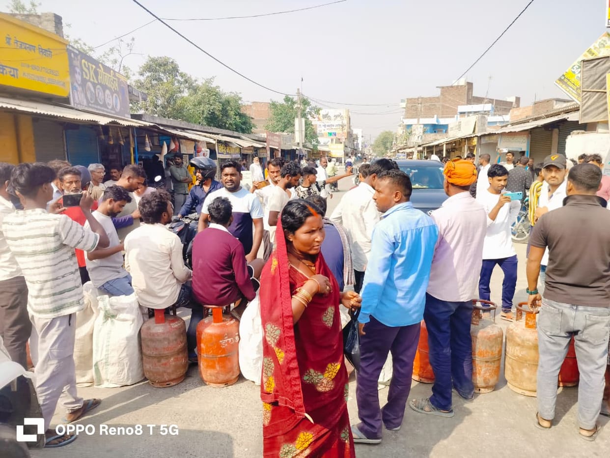 Domestic Gas Shortage Persists for Seven Weeks; Consumers' Anger Erupts in Khirkiya